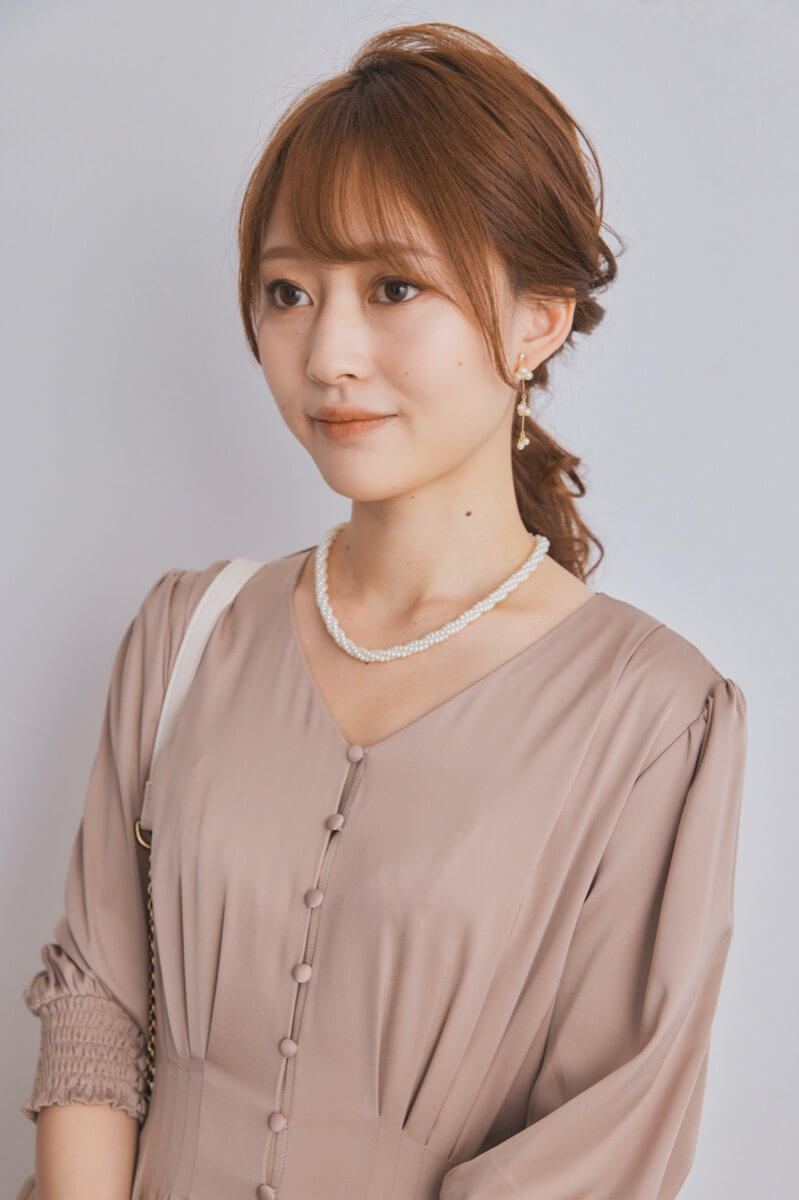 ベージュのエレガントボタンワンピース