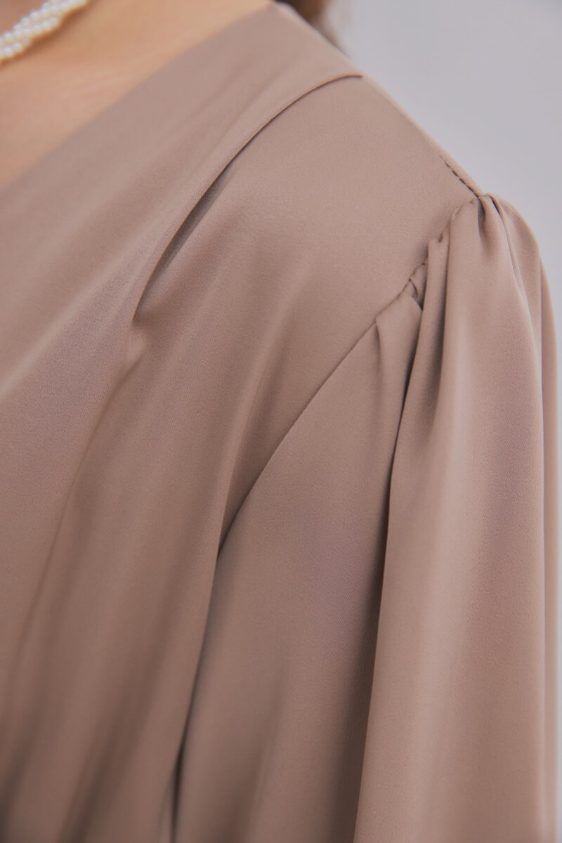 ベージュのエレガントボタンワンピース