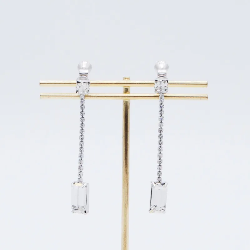 シルバーのスクエアガラスイヤリング