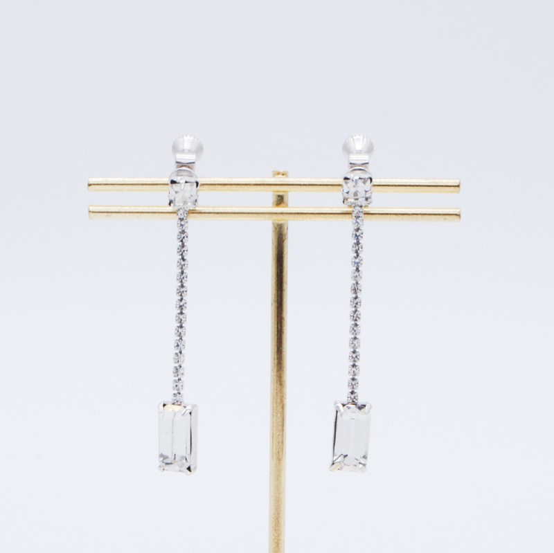 シルバーのスクエアガラスイヤリング