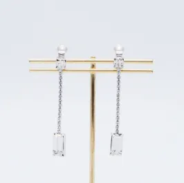 シルバーのスクエアガラスイヤリング