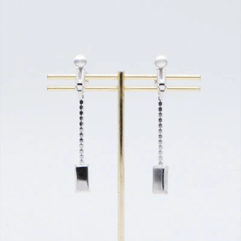 シルバーのスクエアガラスイヤリング
