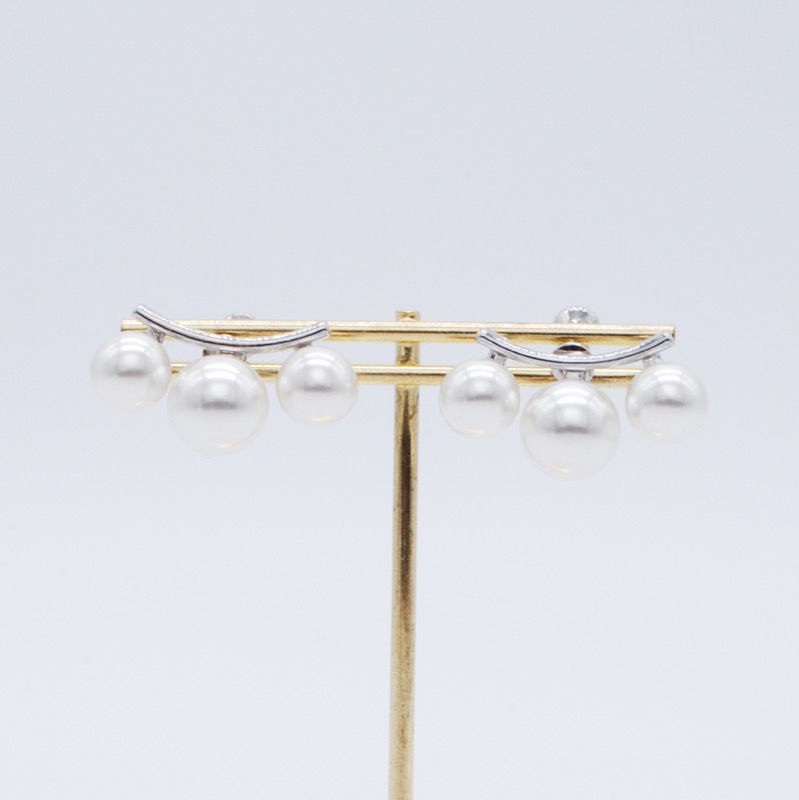 シルバーのラインパールイヤリング