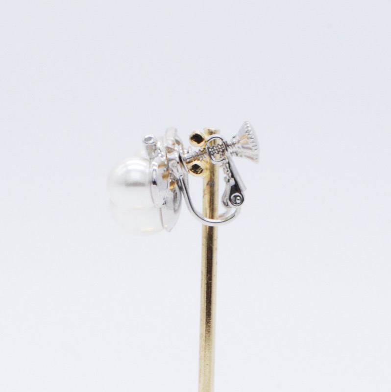 シルバーのラインパールイヤリング