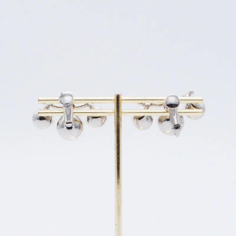 シルバーのラインパールイヤリング