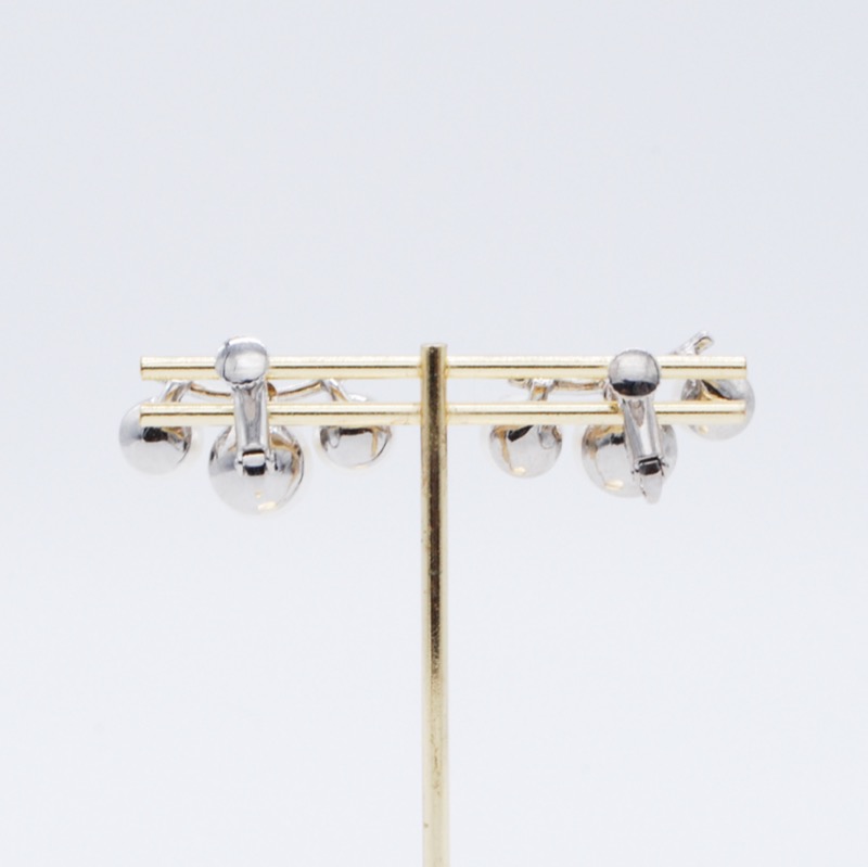 シルバーのラインパールイヤリング