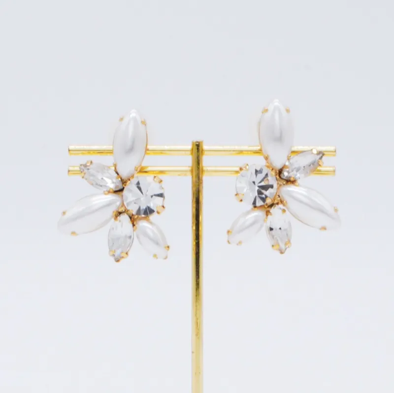 パール×ストーンのフラワーモチーフイヤリング