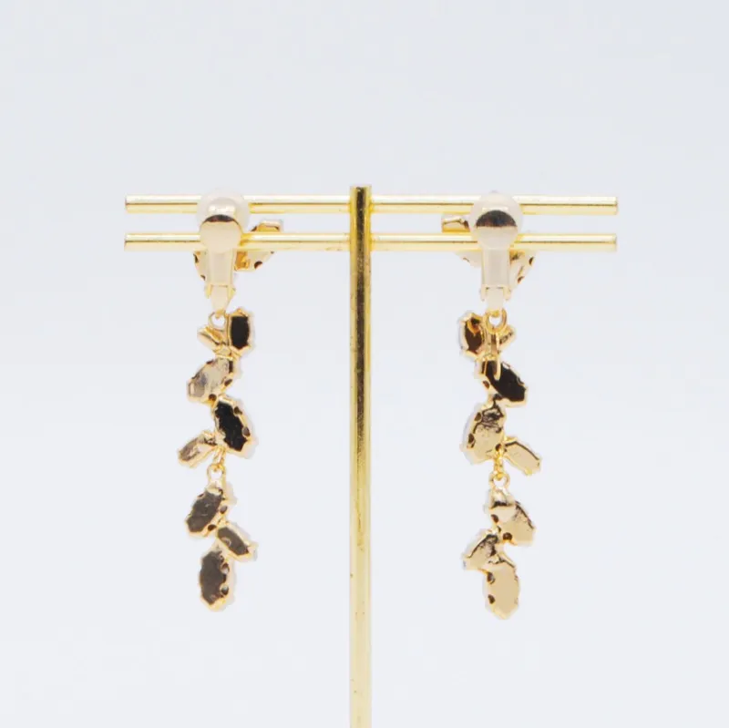 ゴールドのビジューロングイヤリング