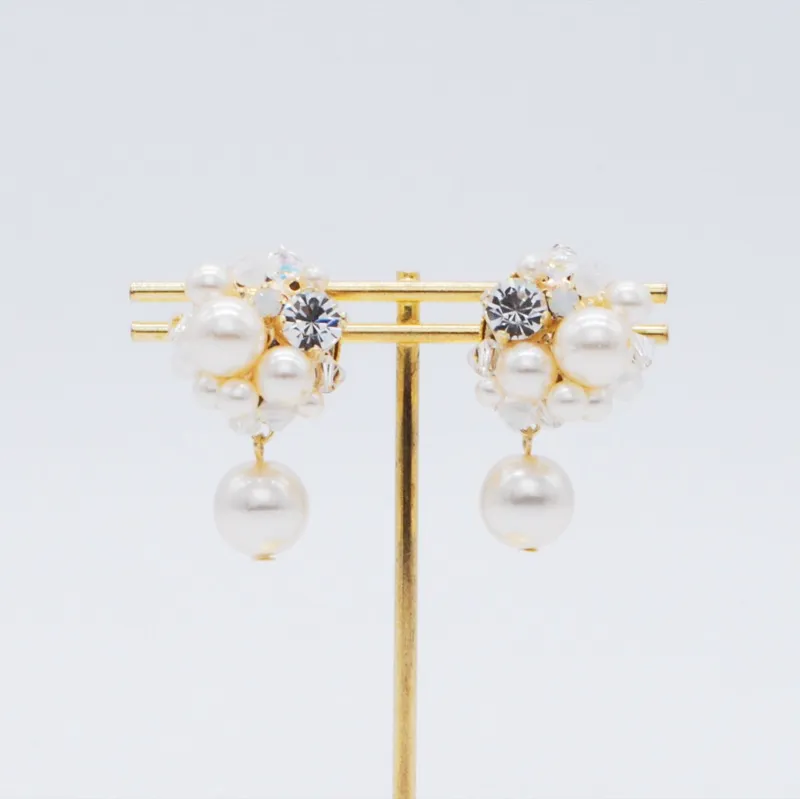 ホワイト×クリアのビジューのパールイヤリング