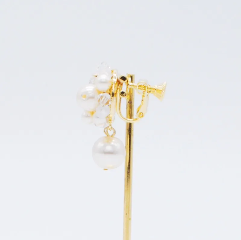 ホワイト×クリアのビジューのパールイヤリング