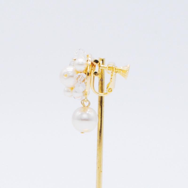 ホワイト×クリアのビジューのパールイヤリング