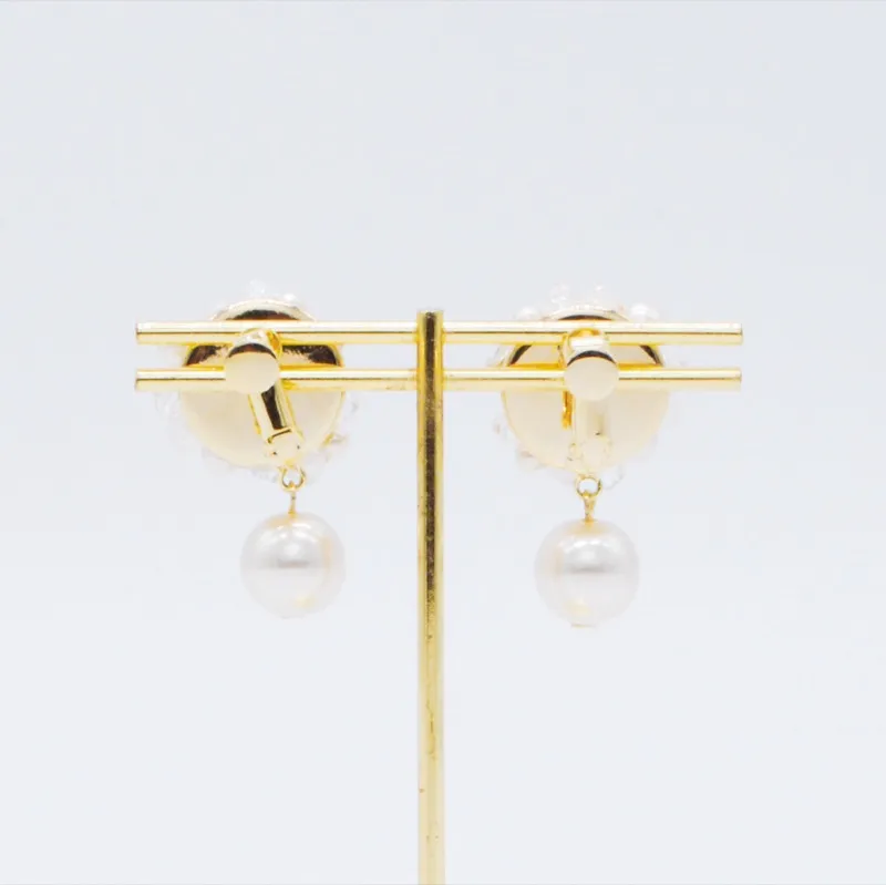 ホワイト×クリアのビジューのパールイヤリング