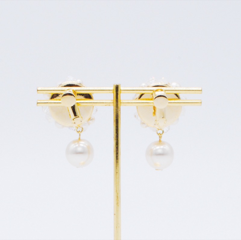 ホワイト×クリアのビジューのパールイヤリング