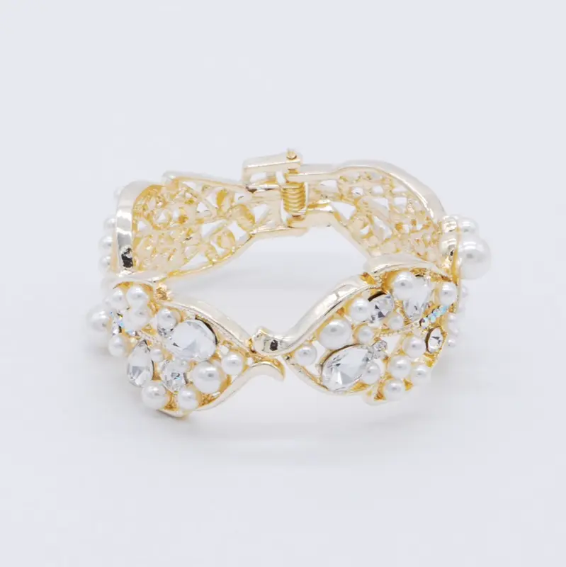 パール×ビジューのリーフバングル