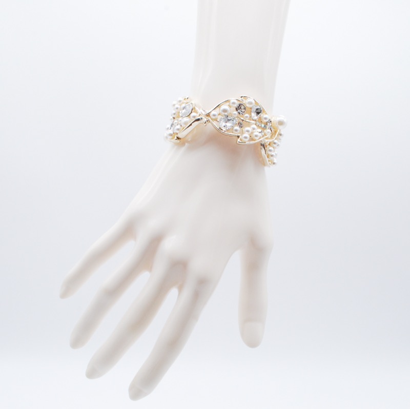 パール×ビジューのリーフバングル