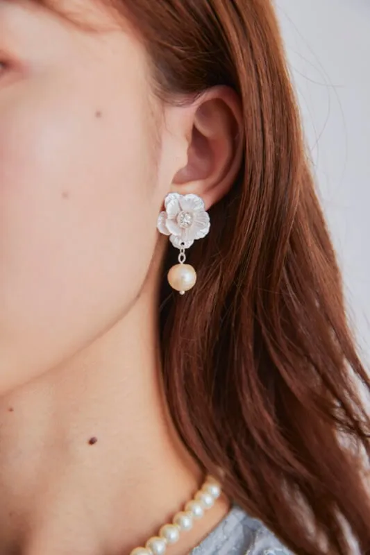 シルバーのフラワーモチーフイヤリング