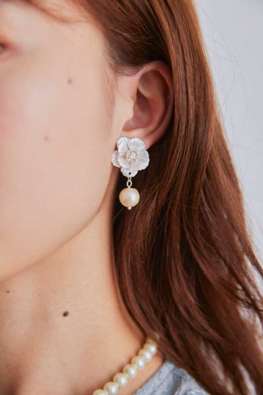 シルバーのフラワーモチーフイヤリング