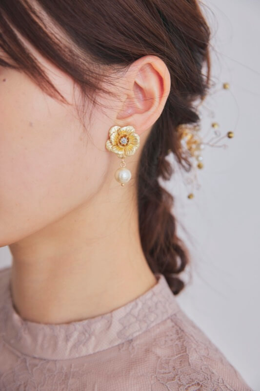 ゴールドのフラワーモチーフイヤリング