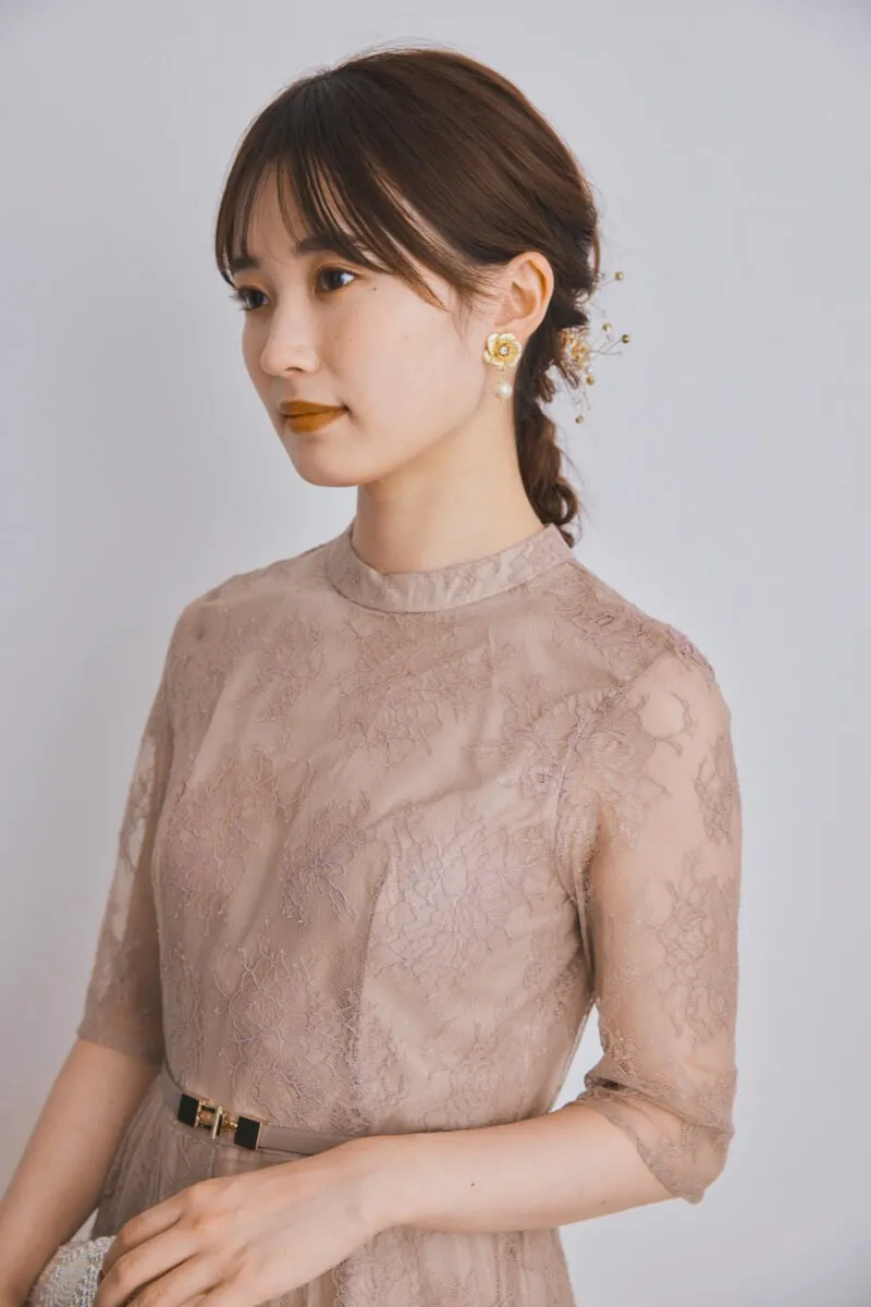 ゴールドのフラワーモチーフイヤリング