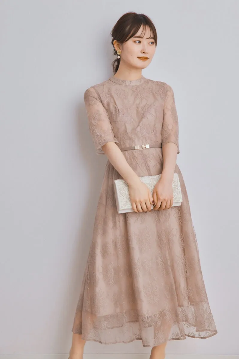 ゴールドのフラワーモチーフイヤリング