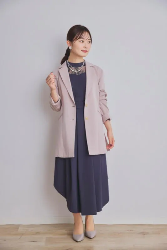 ベージュのテーラードジャケット