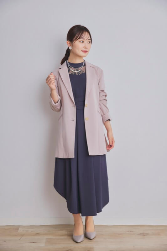 ベージュのテーラードジャケット