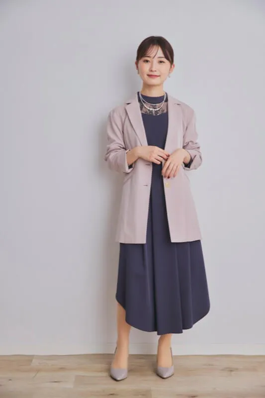 ベージュのテーラードジャケット