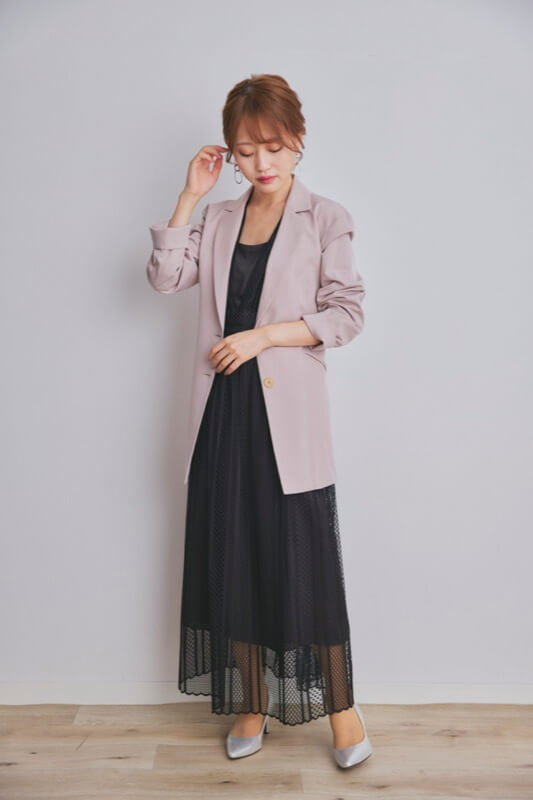 ベージュのテーラードジャケット