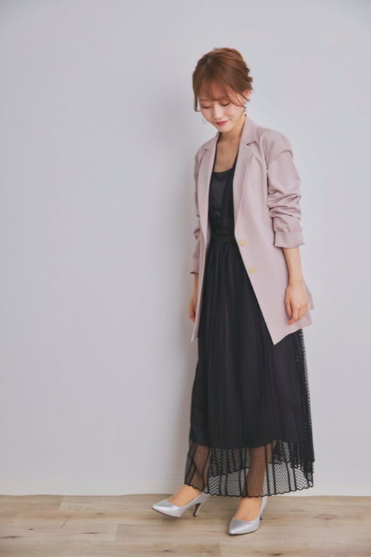 ベージュのテーラードジャケット