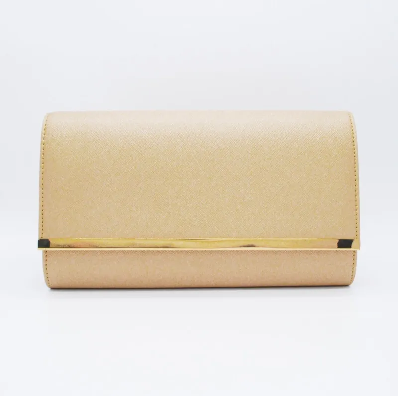 ゴールドのフェイクレザークラッチバッグ