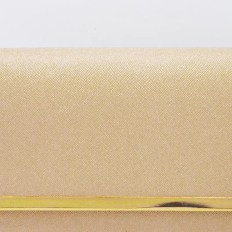 ゴールドのフェイクレザークラッチバッグ