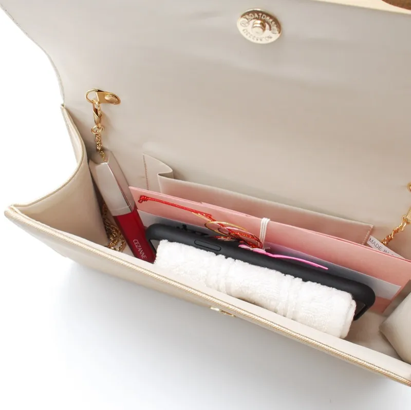 ゴールドのフェイクレザークラッチバッグ