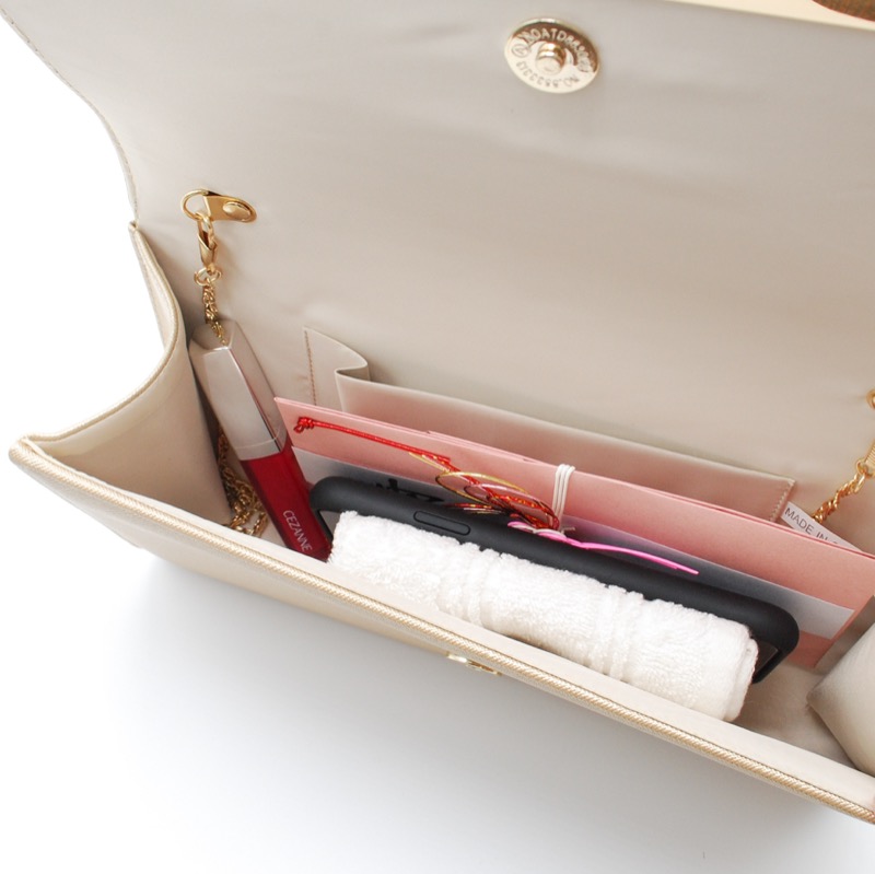 ゴールドのフェイクレザークラッチバッグ