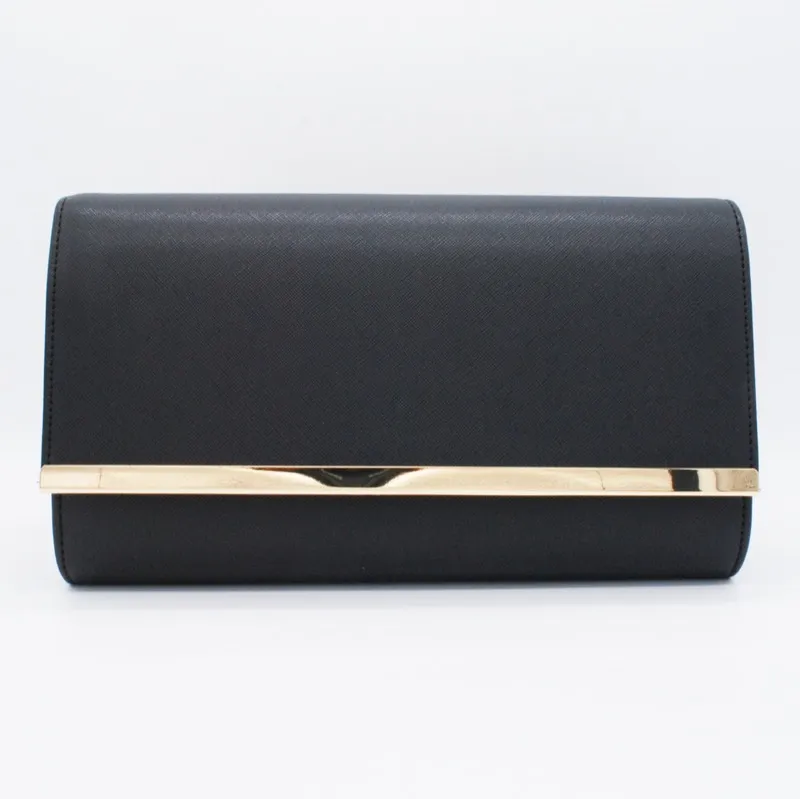 ブラックのフェイクレザークラッチバッグ