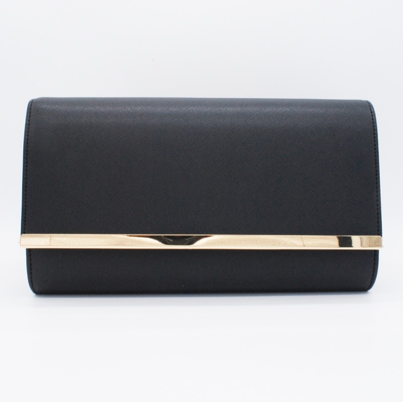 ブラックのフェイクレザークラッチバッグ