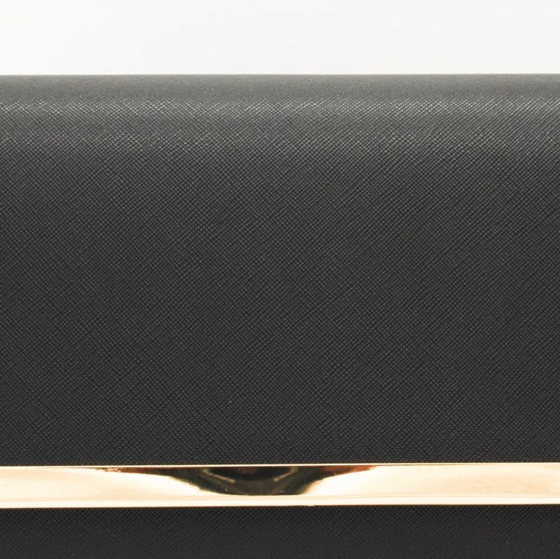 ブラックのフェイクレザークラッチバッグ