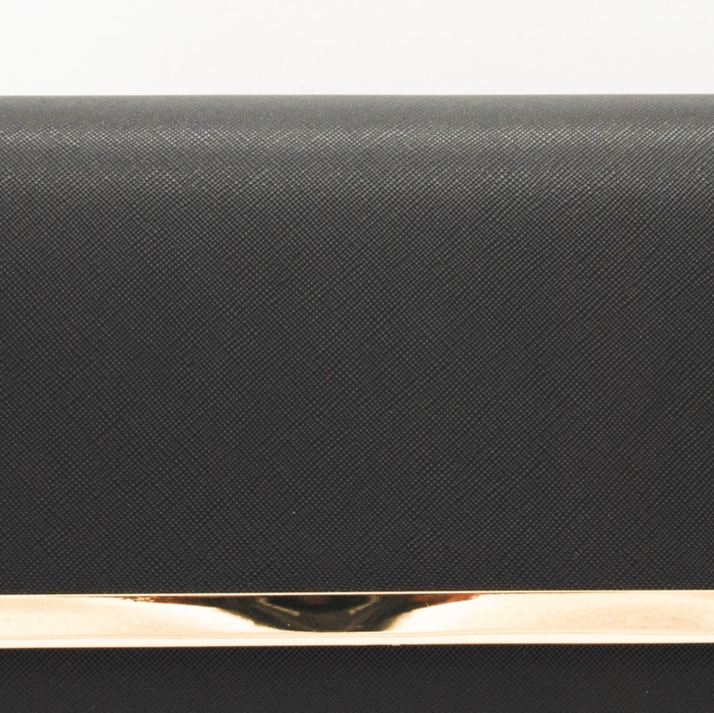 ブラックのフェイクレザークラッチバッグ