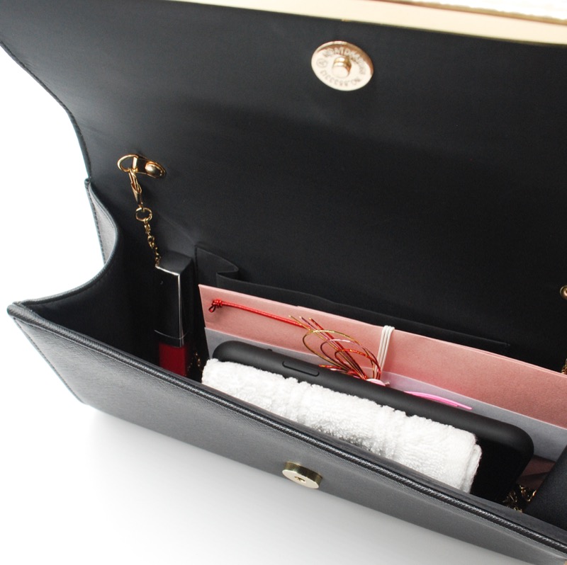 ブラックのフェイクレザークラッチバッグ