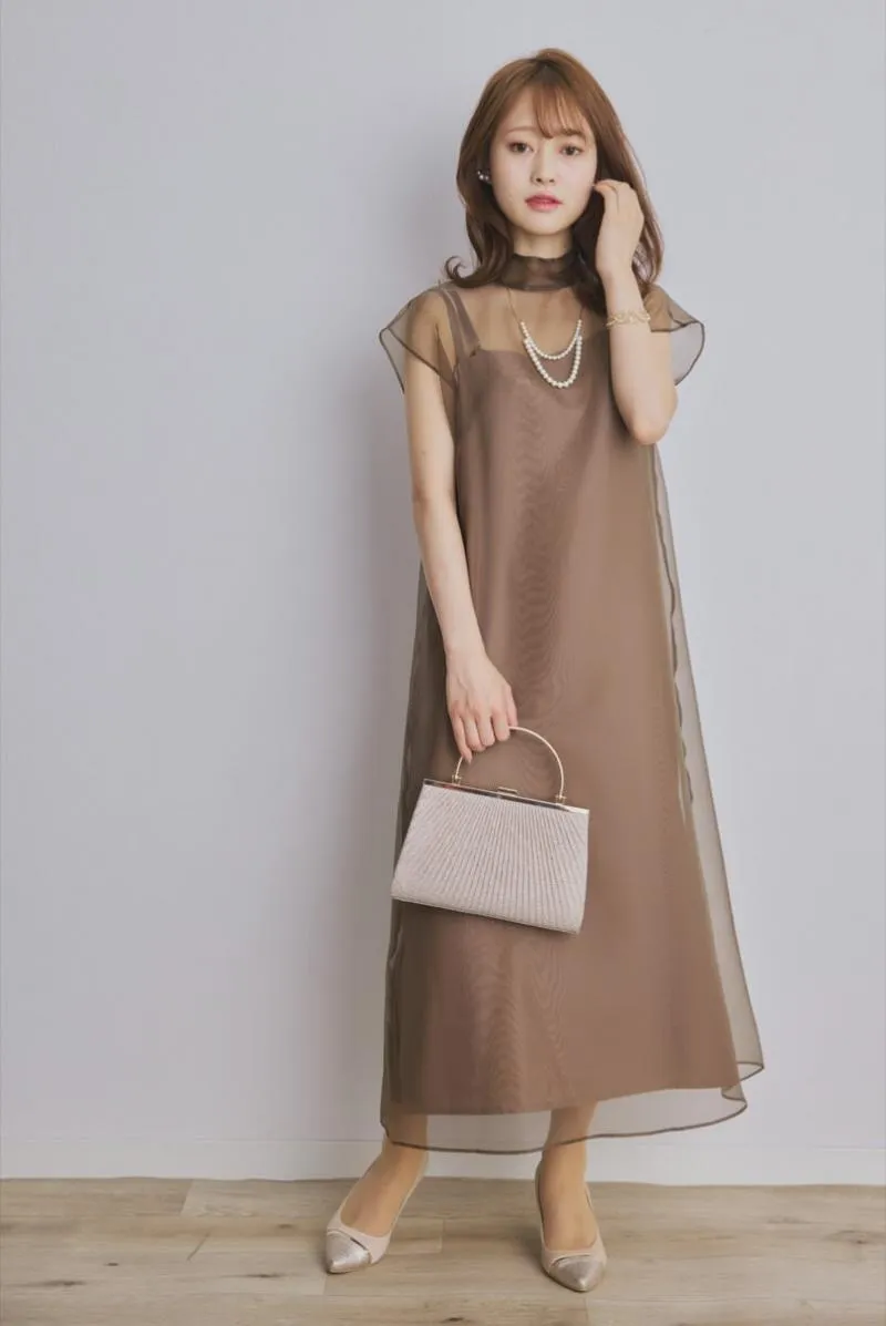 ベージュのラメプリーツがま口クラッチバッグ