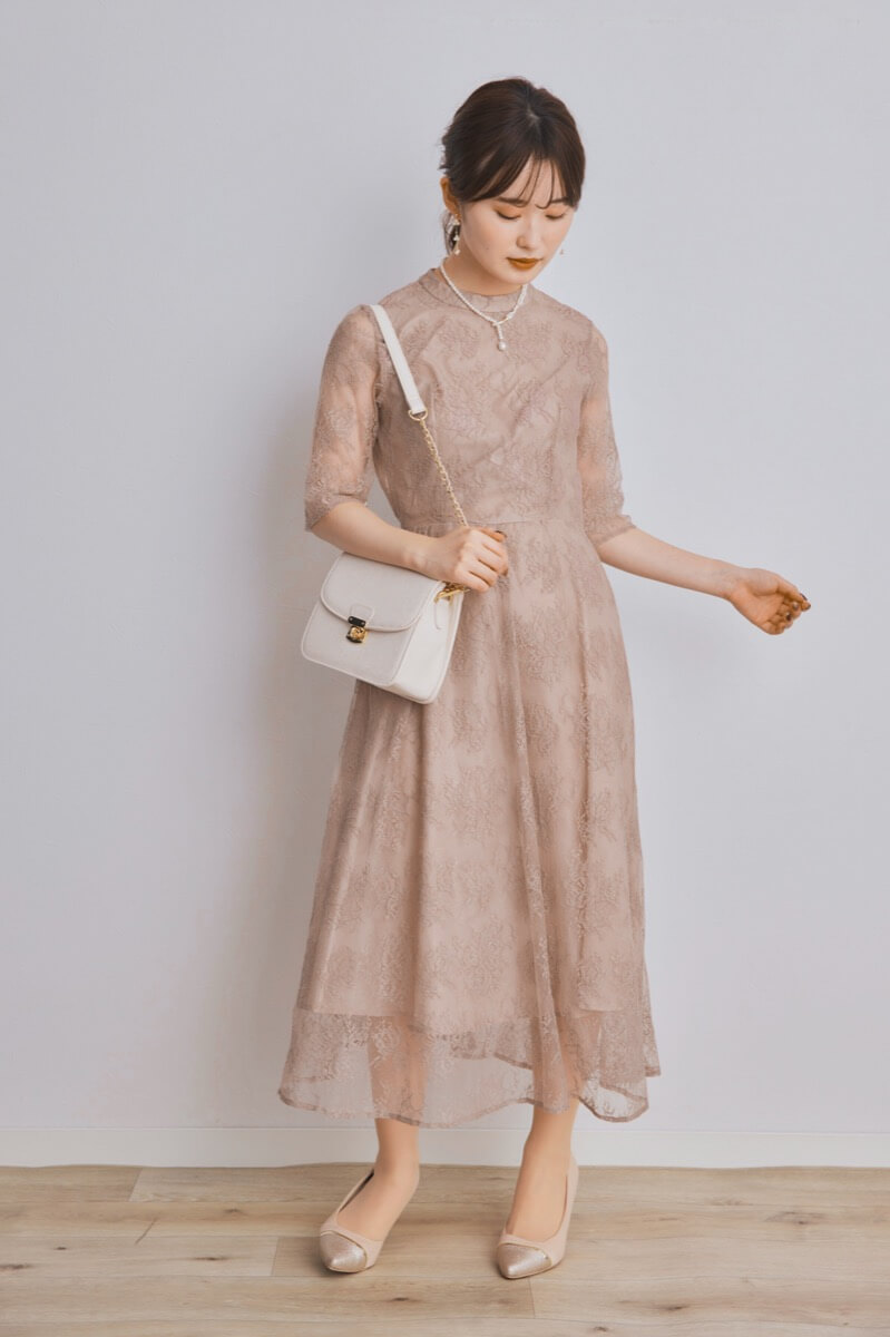 ライトベージュのレザーショルダーバッグ