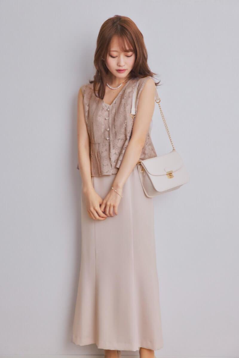 ライトベージュのレザーショルダーバッグ