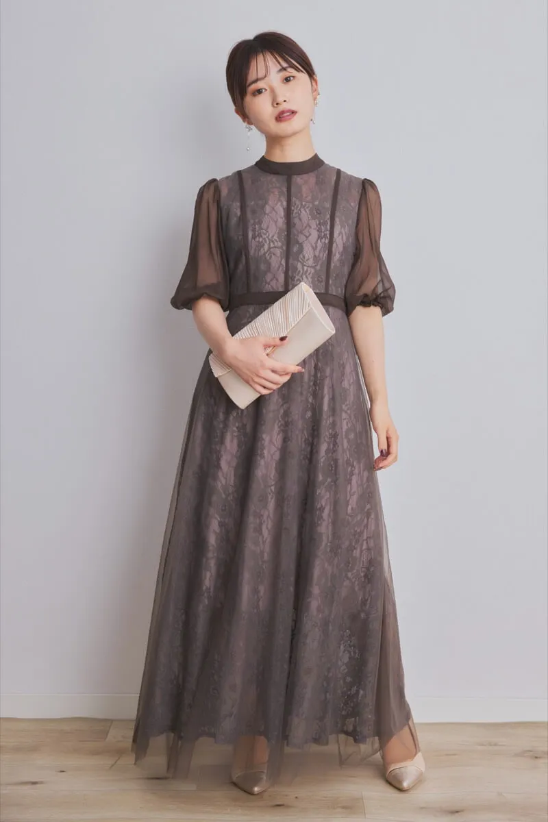 ベージュのV字プレートクラッチバッグ