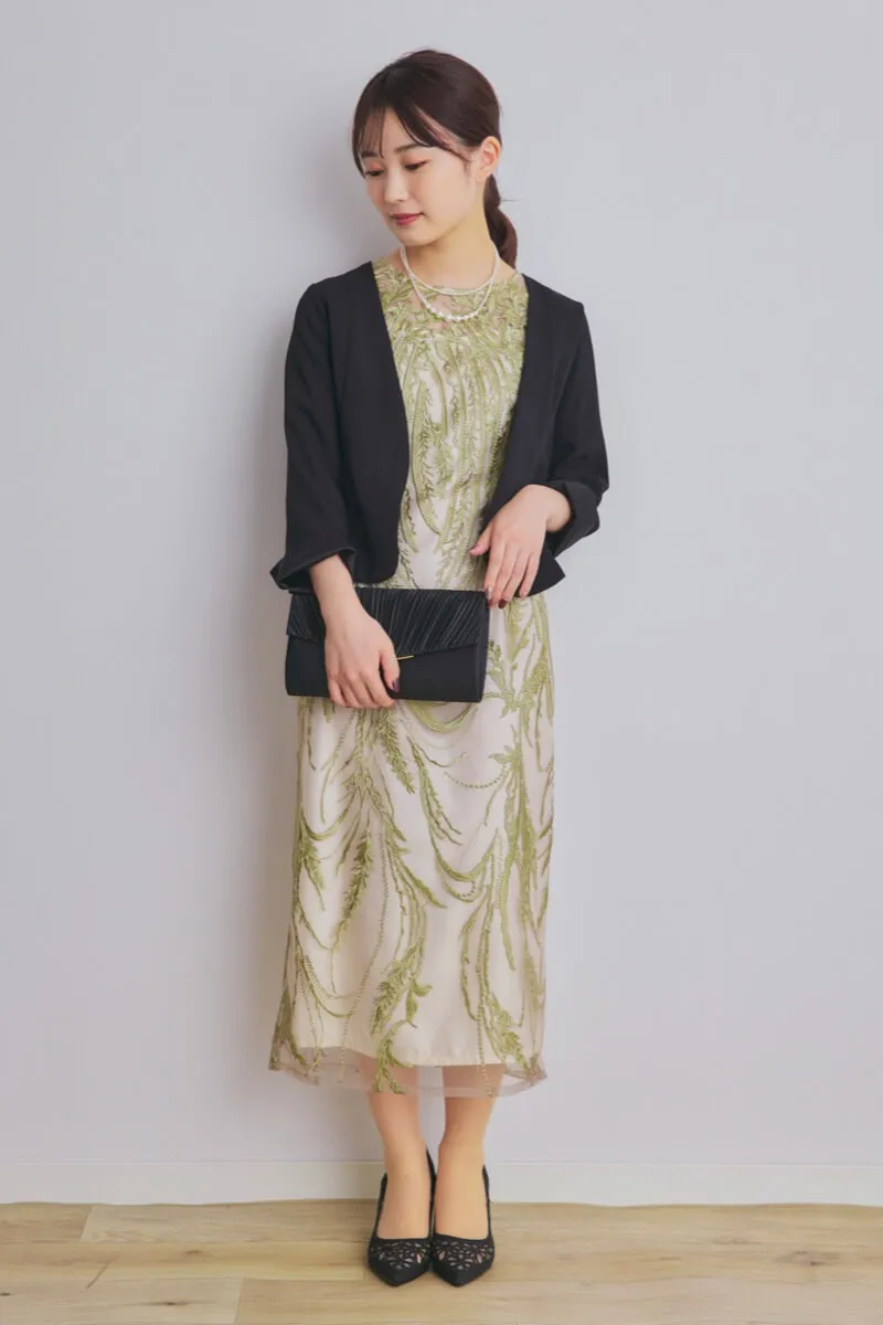 ブラックのV字プレートクラッチバッグ