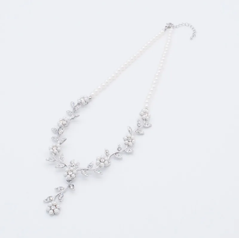シルバーのパールフラワーネックレス