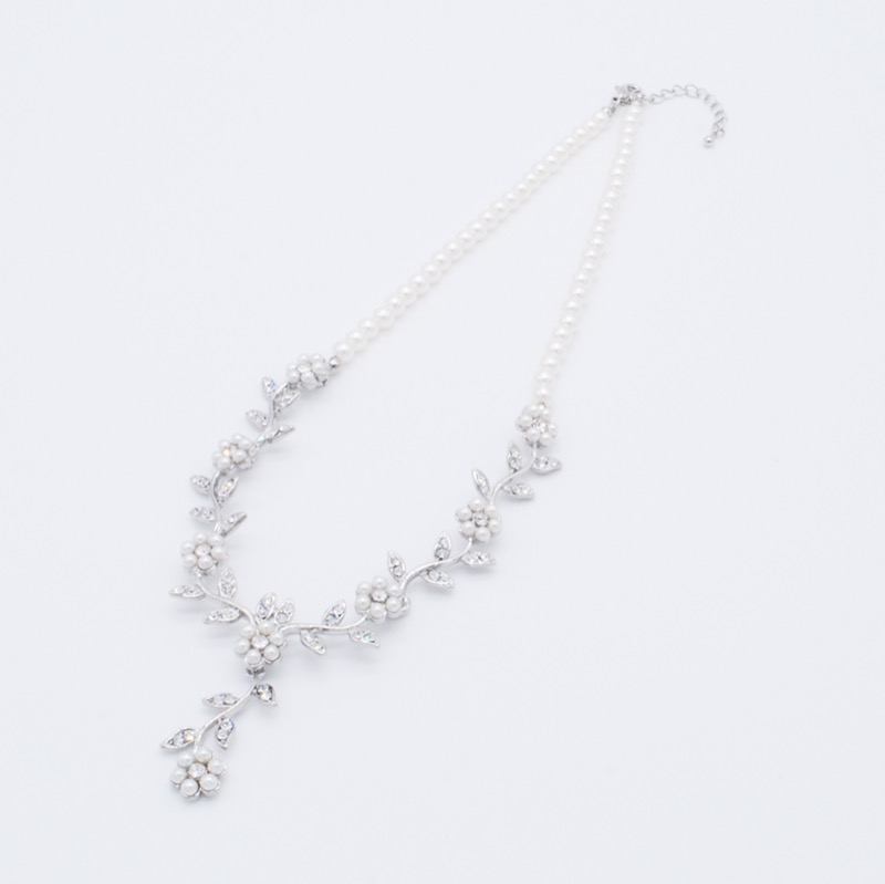 シルバーのパールフラワーネックレス