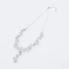 シルバーのパールフラワーネックレス