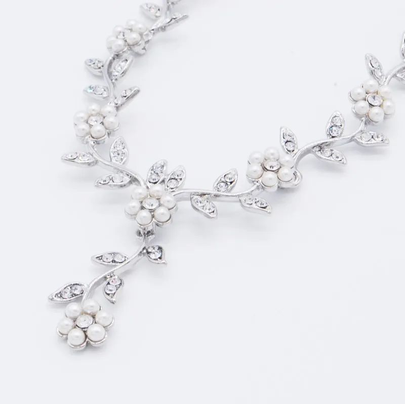 シルバーのパールフラワーネックレス