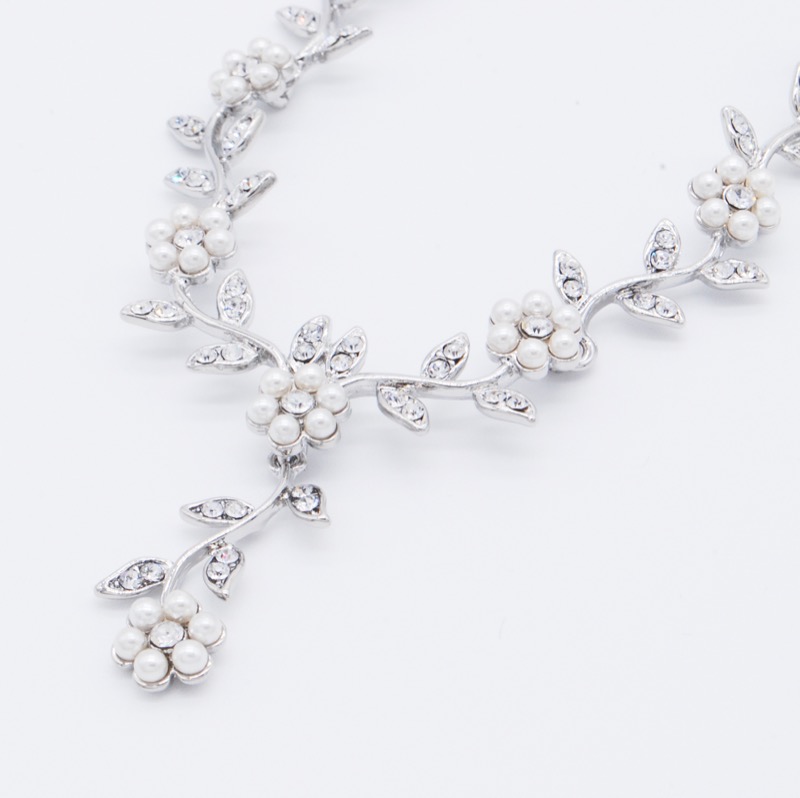シルバーのパールフラワーネックレス
