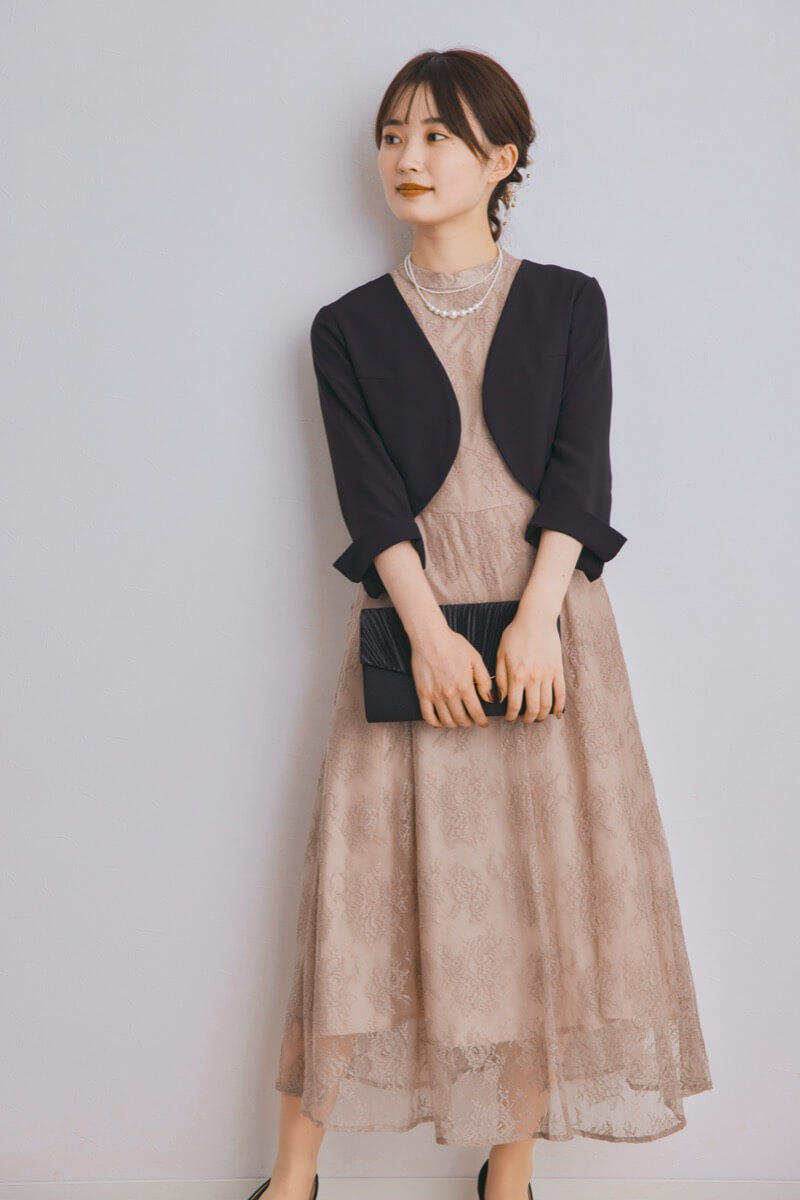 ブラックのV字プレートクラッチバッグ