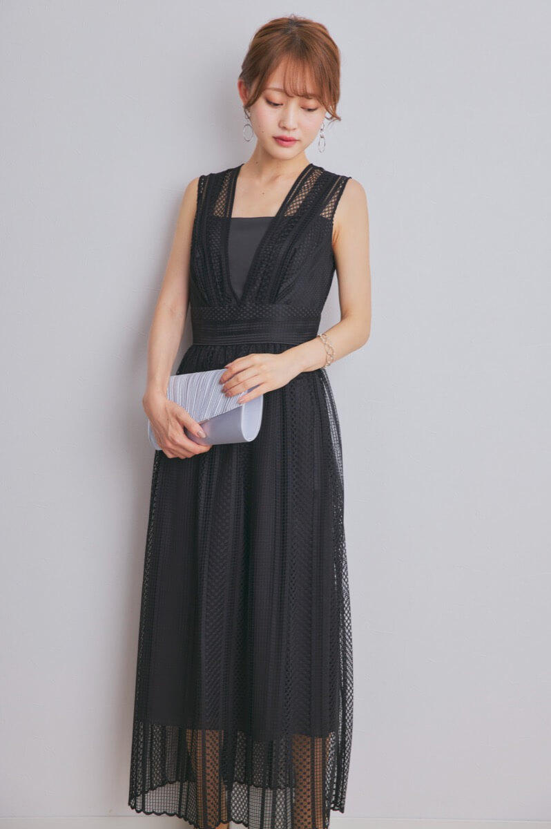 シルバーのV字プレートクラッチバッグ